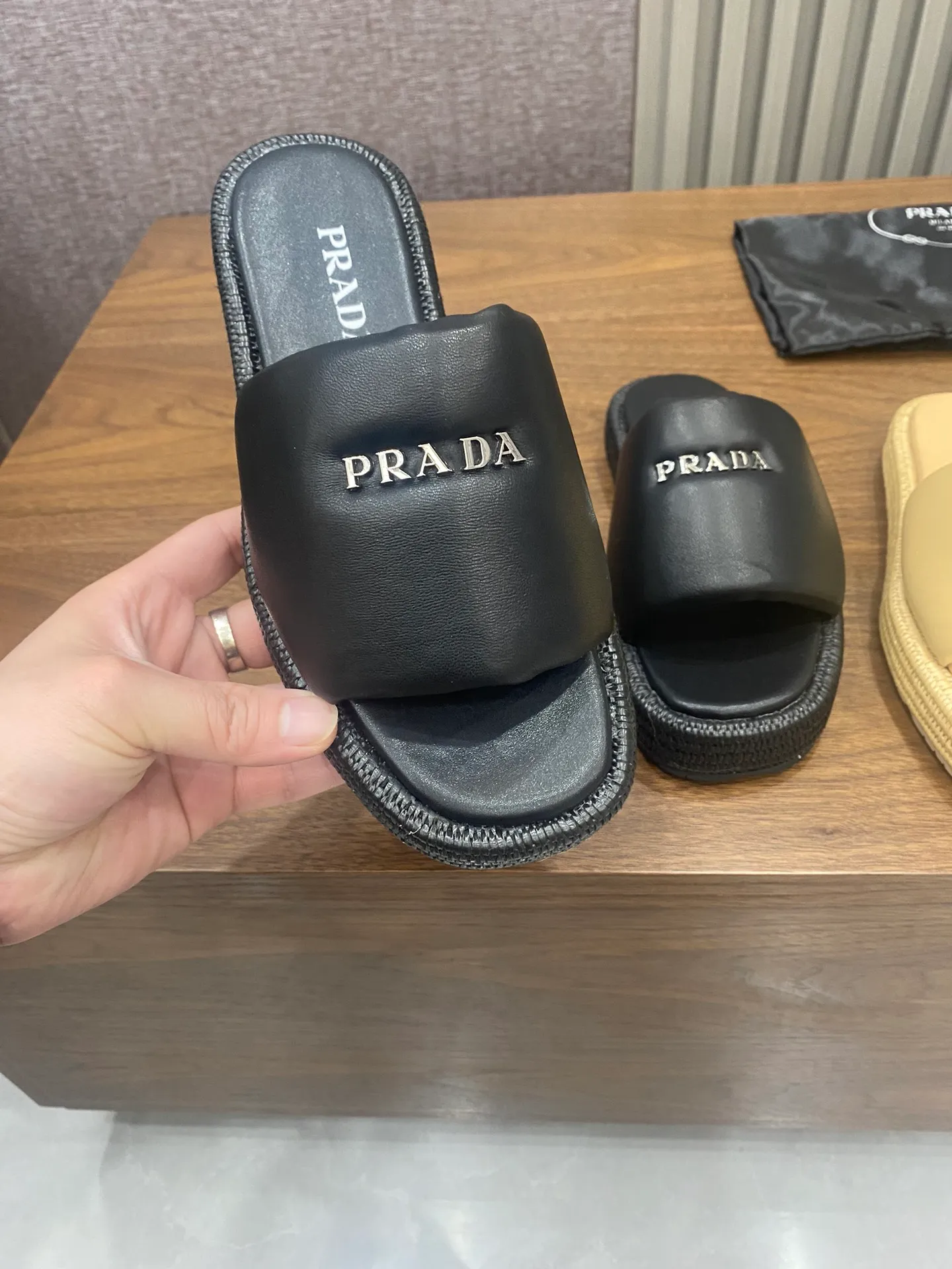 👟👟Ex-factory price 500👟👟 PRADA 2024 [Fireworks] [Fireworks] Popular straw woven series, a must-have slipper for lazy people, it looks so good on the feet. I love this hand-woven one. The upper is mixed sheepskin, and the outsole is made of imported raffia bag, ultra-light TPU, code number 5-41,